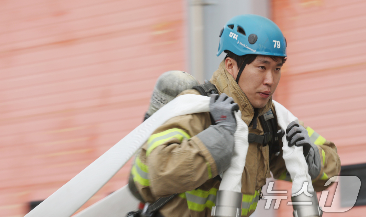 (용인=뉴스1) 김영운 기자 = 6일 경기 용인시 처인구 경기도소방학교에서 열린 '2026년 경기도 소방기술경연대회'에서 참가자가 '최강 소방관' 종목에서 기량을 뽐내고 있다. 2 …
