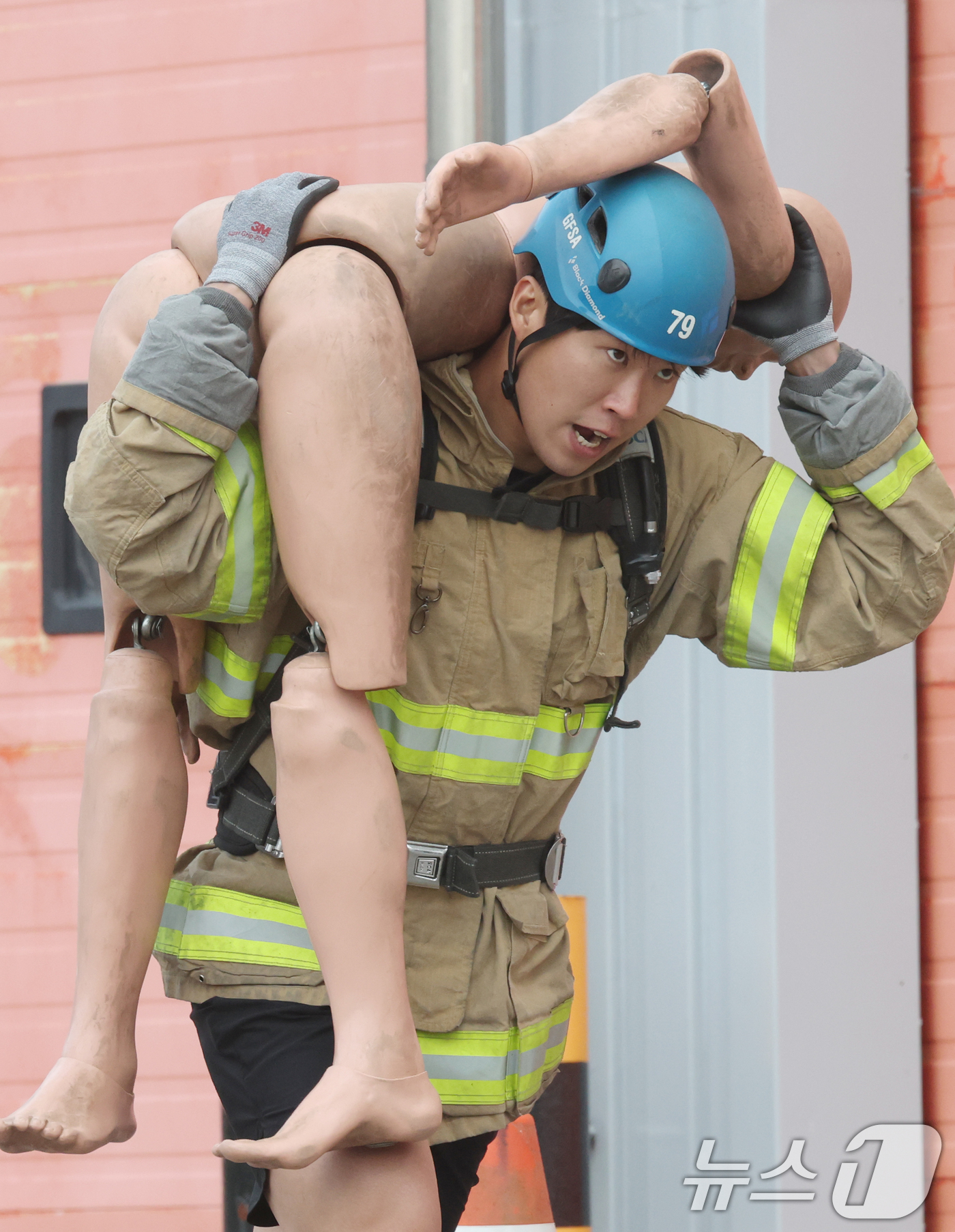 (용인=뉴스1) 김영운 기자 = 6일 경기 용인시 처인구 경기도소방학교에서 열린 '2026년 경기도 소방기술경연대회'에서 참가자가 '최강 소방관' 종목에서 기량을 뽐내고 있다. 2 …