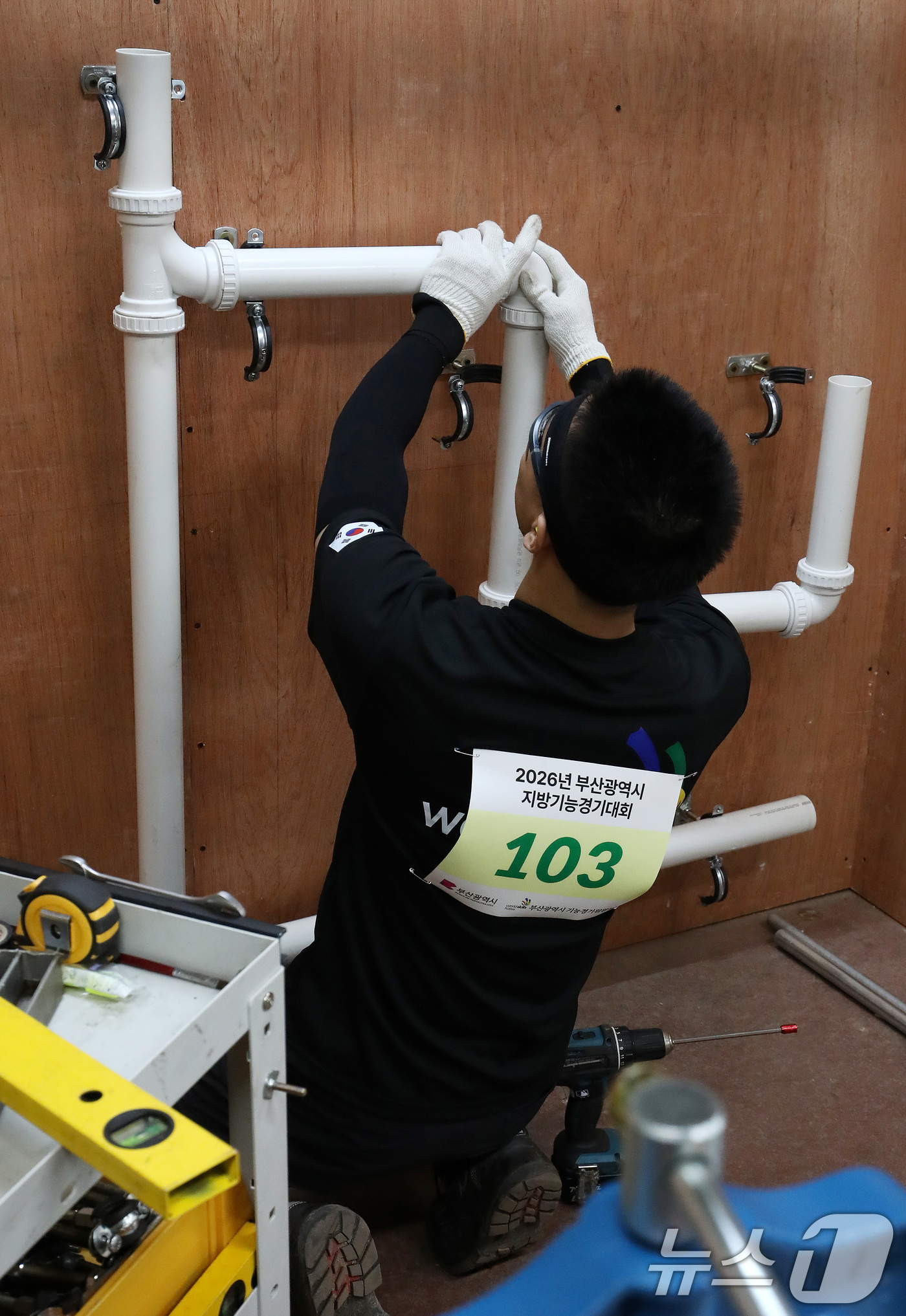(부산=뉴스1) 윤일지 기자 = 6일 부산 해운대구 부산기계공업고등학교에서 열린 '2026년도 부산시 기능경기대회'에서 배관 부문에 출전한 선수가 기량을 뽐내고 있다.오는 10일까 …