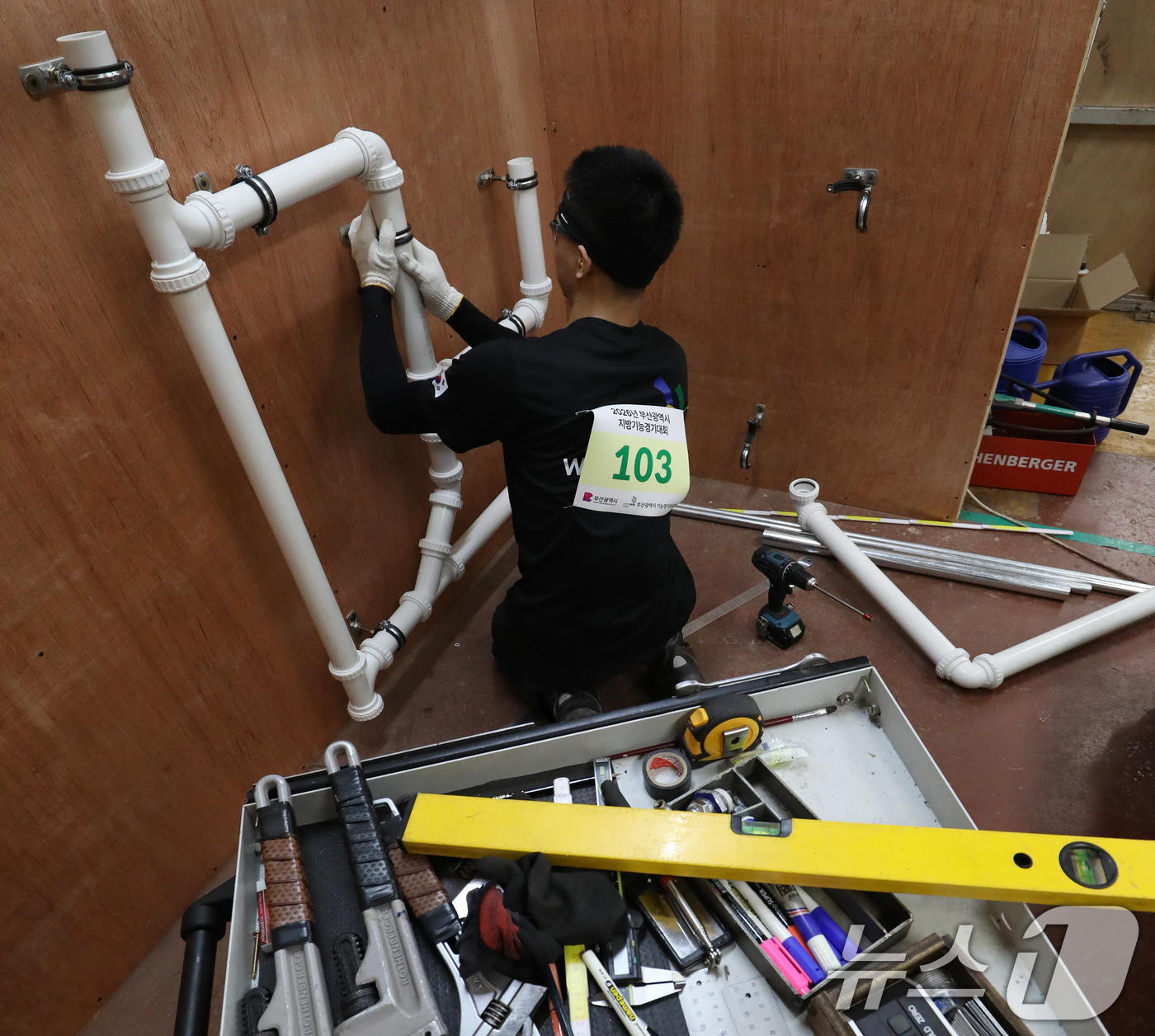 (부산=뉴스1) 윤일지 기자 = 6일 부산 해운대구 부산기계공업고등학교에서 열린 '2026년도 부산시 기능경기대회'에서 배관 부문에 출전한 선수가 기량을 뽐내고 있다.오는 10일까 …