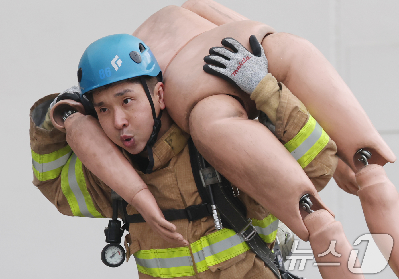 (용인=뉴스1) 김영운 기자 = 6일 경기 용인시 처인구 경기도소방학교에서 열린 '2026년 경기도 소방기술경연대회'에서 참가자가 '최강 소방관' 종목에서 기량을 뽐내고 있다. 2 …