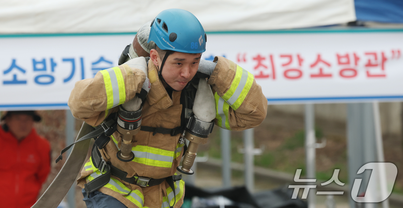 (용인=뉴스1) 김영운 기자 = 6일 경기 용인시 처인구 경기도소방학교에서 열린 '2026년 경기도 소방기술경연대회'에서 참가자가 '최강 소방관' 종목에서 기량을 뽐내고 있다. 2 …