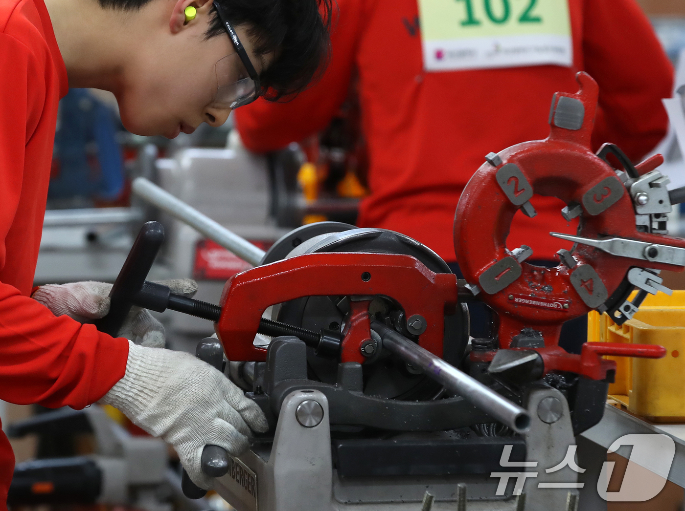 (부산=뉴스1) 윤일지 기자 = 6일 부산 해운대구 부산기계공업고등학교에서 열린 '2026년도 부산시 기능경기대회'에서 배관 부문에 출전한 선수가 기량을 뽐내고 있다.오는 10일까 …