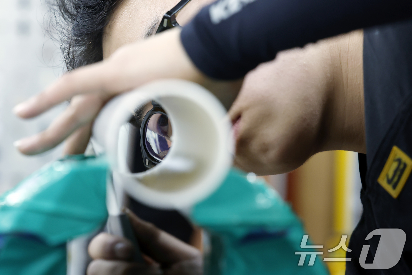 (서울=뉴스1) 박정호 기자 = 6일 오후 서울 동작구 서울공업고등학교에서 열린 2026년 서울시 기능경기대회에서 배관 부문에 참가한 학생이 제품 가공에 집중하고 있다.우수 기능인 …