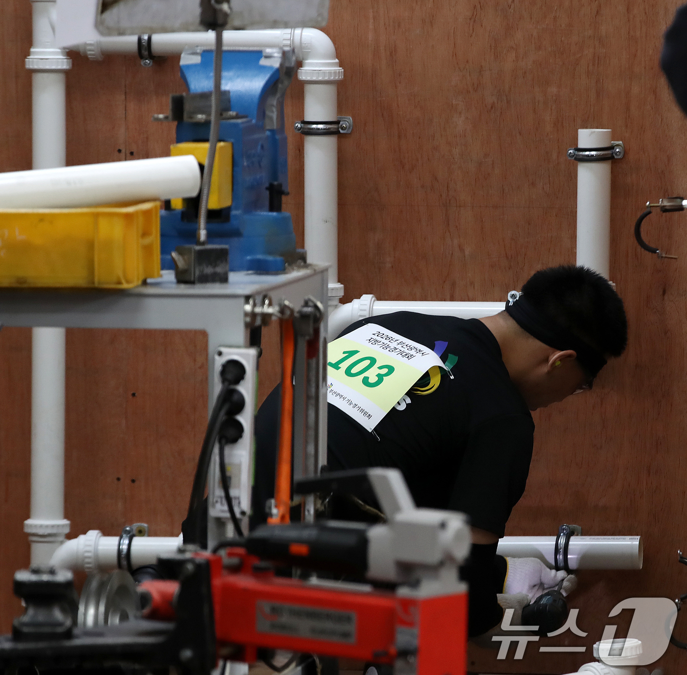 (부산=뉴스1) 윤일지 기자 = 6일 부산 해운대구 부산기계공업고등학교에서 열린 '2026년도 부산시 기능경기대회'에서 배관 부문에 출전한 선수가 기량을 뽐내고 있다.오는 10일까 …