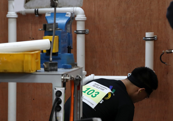 기량 뽐내는 배관 부문 출전 선수