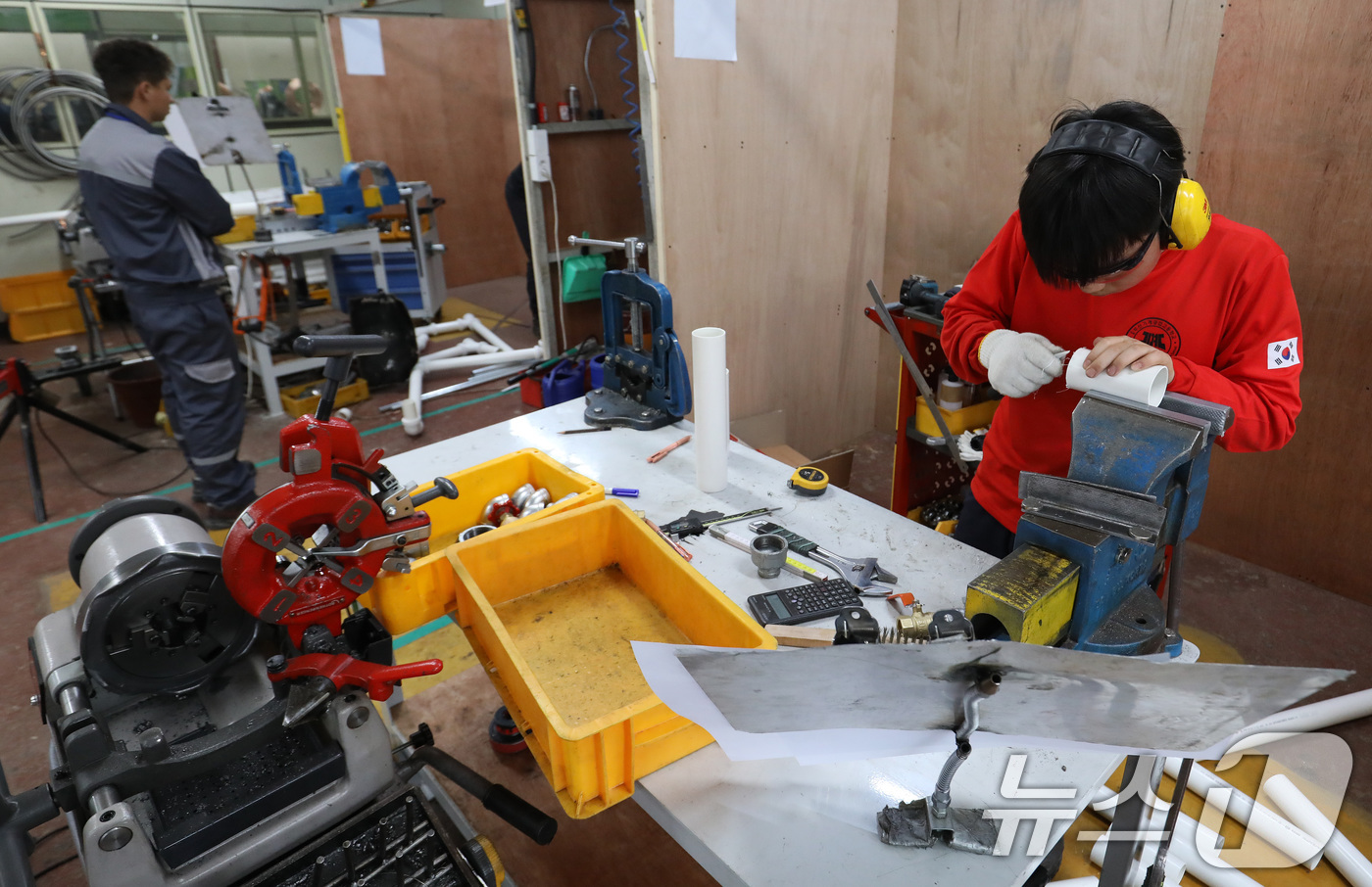 (부산=뉴스1) 윤일지 기자 = 6일 부산 해운대구 부산기계공업고등학교에서 열린 '2026년도 부산시 기능경기대회'에서 배관 부문에 출전한 선수들이 기량을 뽐내고 있다.오는 10일 …