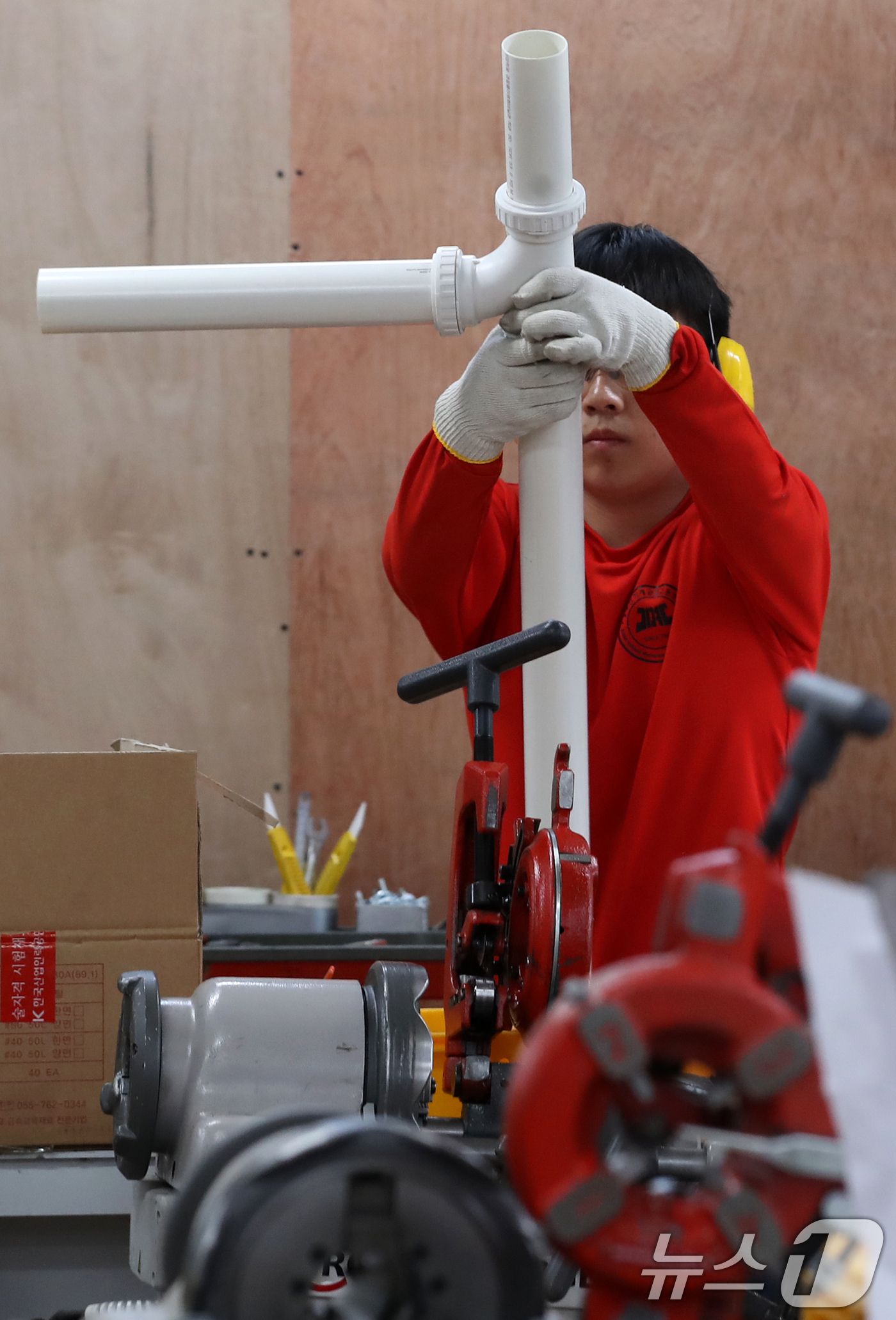 (부산=뉴스1) 윤일지 기자 = 6일 부산 해운대구 부산기계공업고등학교에서 열린 '2026년도 부산시 기능경기대회'에서 배관 부문에 출전한 선수가 기량을 뽐내고 있다.오는 10일까 …