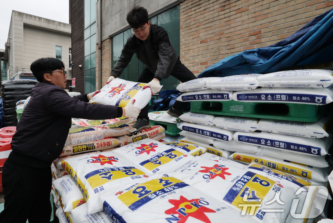 (대전=뉴스1) 김기태 기자 = 중동 사태가 장기화하면서 국제 비료 원료 가격이 급등 추세를 보이고 있어 하반기 농산물 및 식품 물가 상승 압력이 높아지고 있다. 6일 서대전농협 …