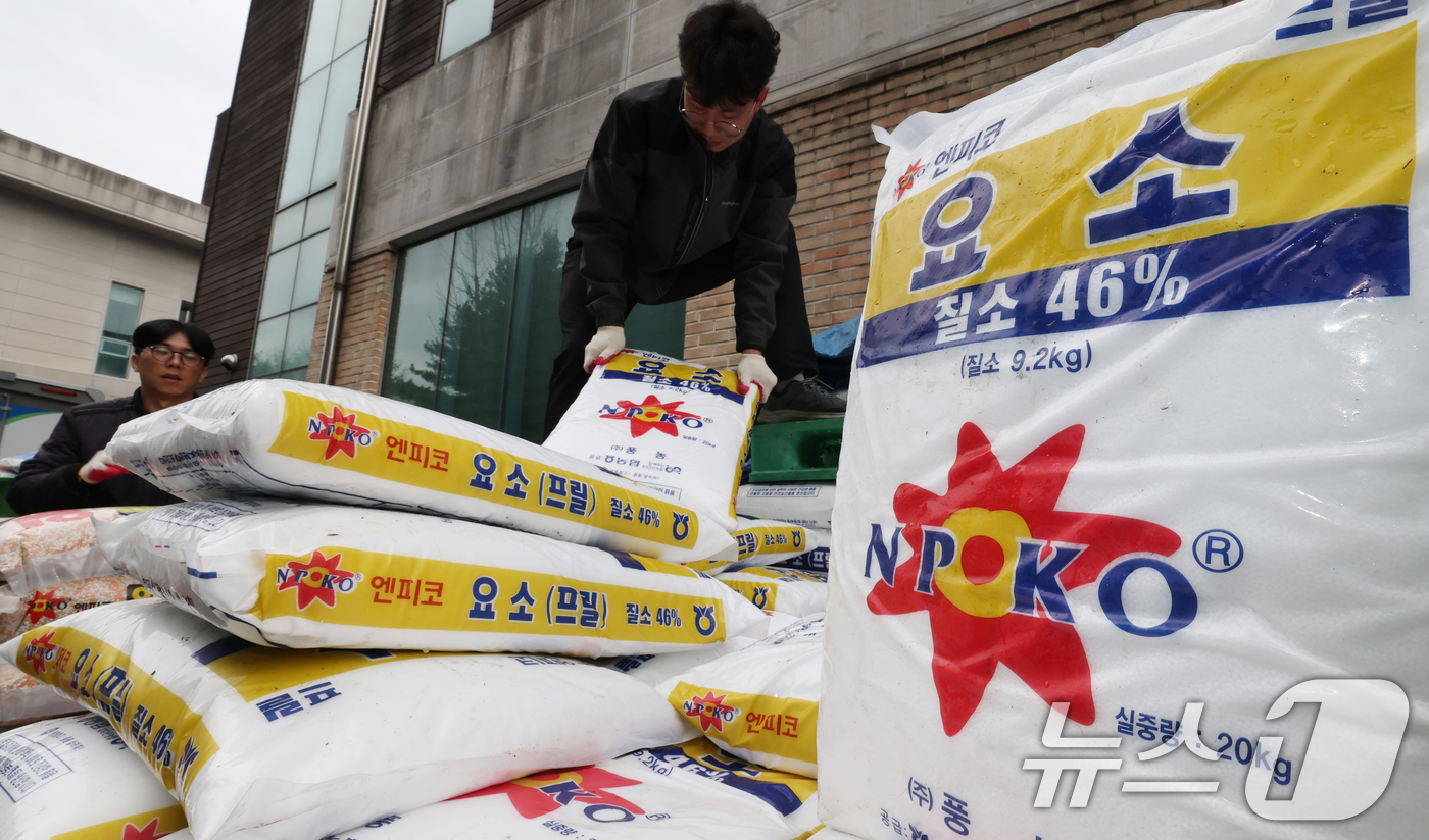 (대전=뉴스1) 김기태 기자 = 중동 사태가 장기화하면서 국제 비료 원료 가격이 급등 추세를 보이고 있어 하반기 농산물 및 식품 물가 상승 압력이 높아지고 있다. 6일 서대전농협 …