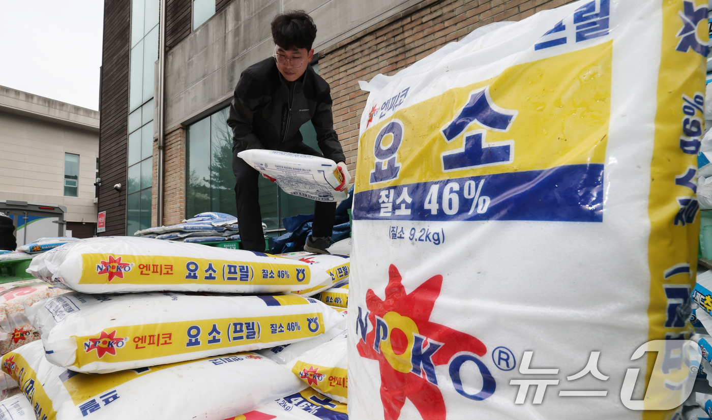 (대전=뉴스1) 김기태 기자 = 중동 사태가 장기화하면서 국제 비료 원료 가격이 급등 추세를 보이고 있어 하반기 농산물 및 식품 물가 상승 압력이 높아지고 있다. 6일 서대전농협 …