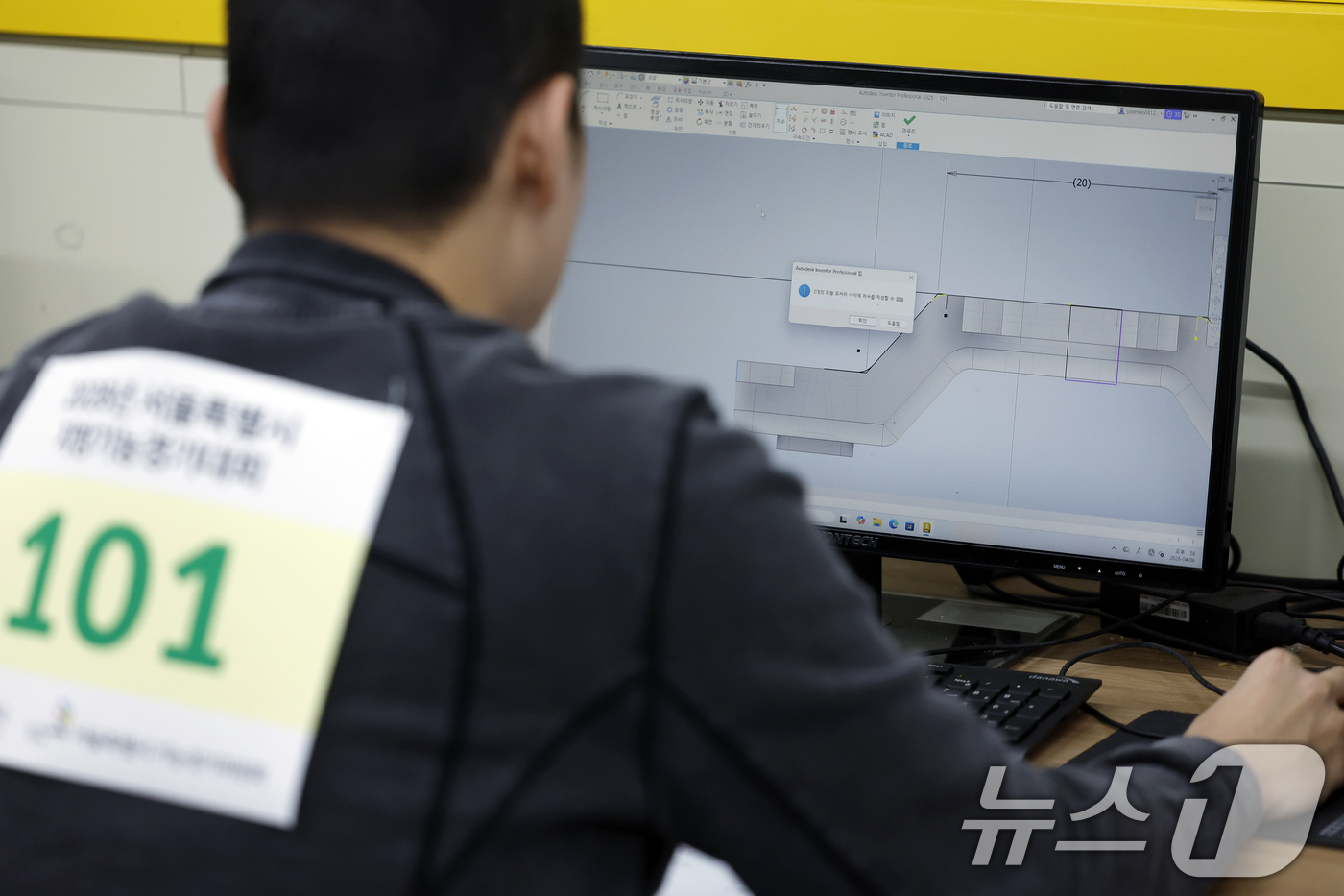 (서울=뉴스1) 박정호 기자 = 6일 오후 서울 동작구 서울공업고등학교에서 열린 2026년 서울시 기능경기대회에서 금형 부문에 참가한 학생이 제품 도면 작성에 집중하고 있다.우수 …