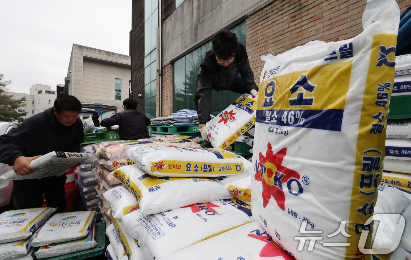 (대전=뉴스1) 김기태 기자 = 중동 사태가 장기화하면서 국제 비료 원료 가격이 급등 추세를 보이고 있어 하반기 농산물 및 식품 물가 상승 압력이 높아지고 있다. 6일 서대전농협 …