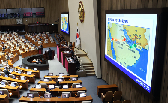 호르무즈 해협 관련 질의 듣는 김민석 국무총리