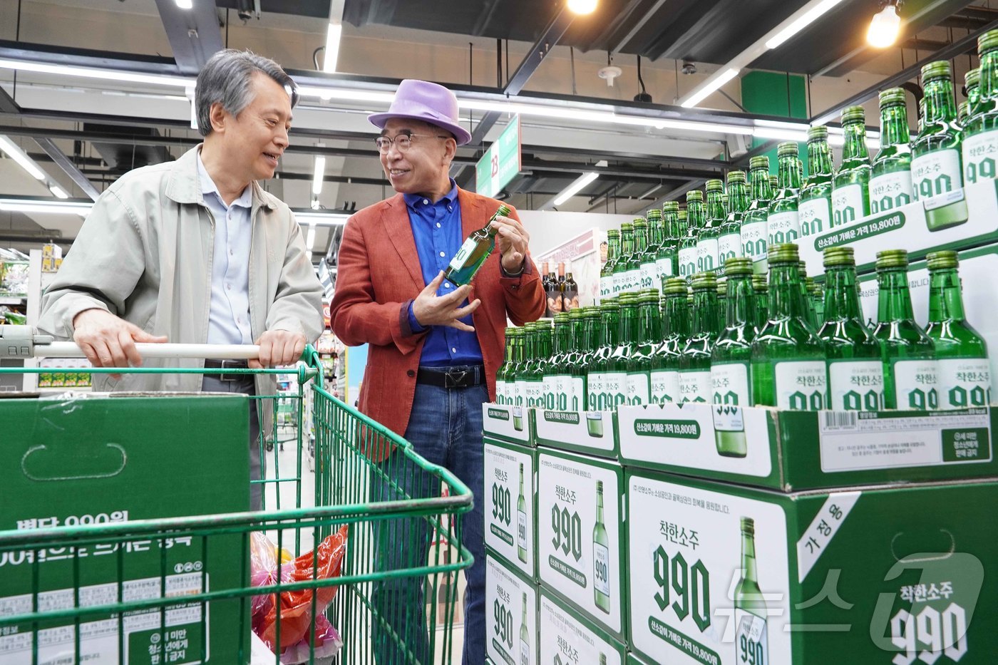 (대전=뉴스1) 이동원 기자 = ㈜선양소주(회장 조웅래.오른쪽)가 고물가와 불경기로 어려움에 처한 서민 부담을 덜기 위해 20년 전 가격 수준으로 ‘착한소주 990’을 전국에 본격 …