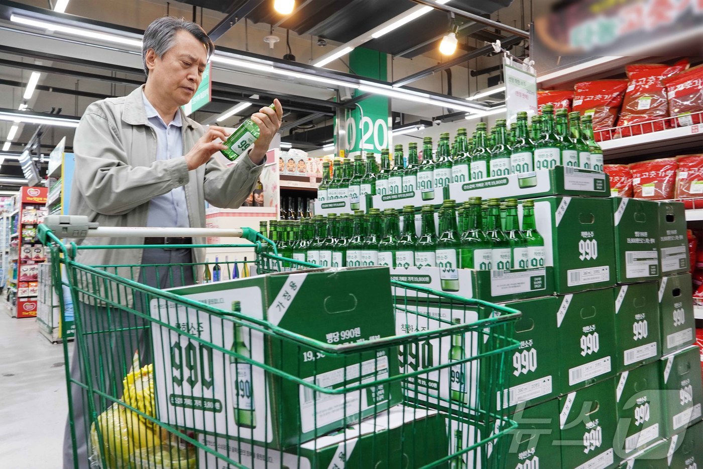 (대전=뉴스1) 이동원 기자 = ㈜선양소주(회장 조웅래)가 고물가와 불경기로 어려움에 처한 서민 부담을 덜기 위해 20년 전 가격 수준으로 ‘착한소주 990’을 전국에 본격 공급한 …