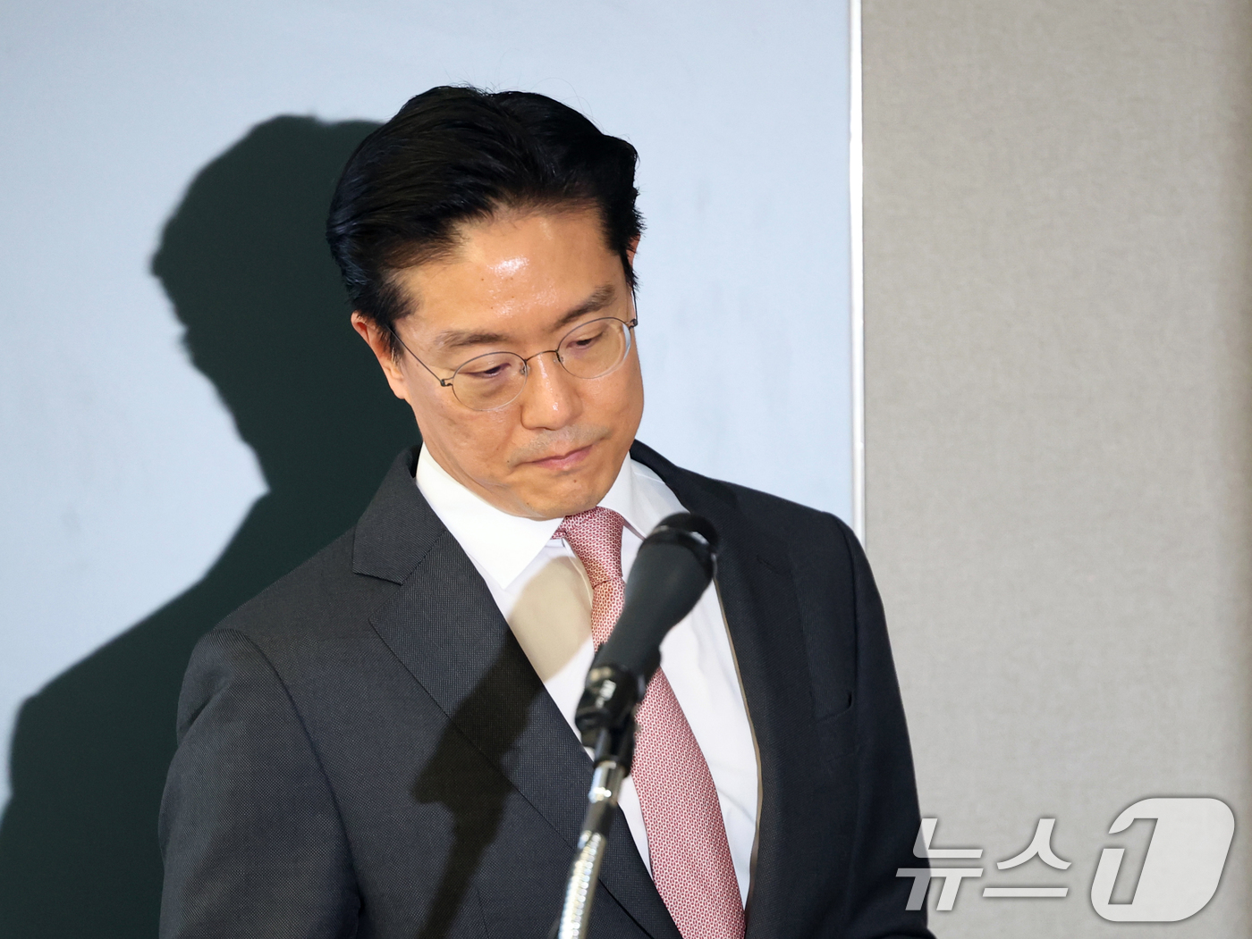 (서울=뉴스1) 황기선 기자 = 전인석 삼천당제약 대표가 6일 오후 서울 서초구 삼천당제약 본사에서 열린 기자간담회에 입장하고 있다.최근 삼천당제약 주가는 경구용 비만·당뇨 치료제 …