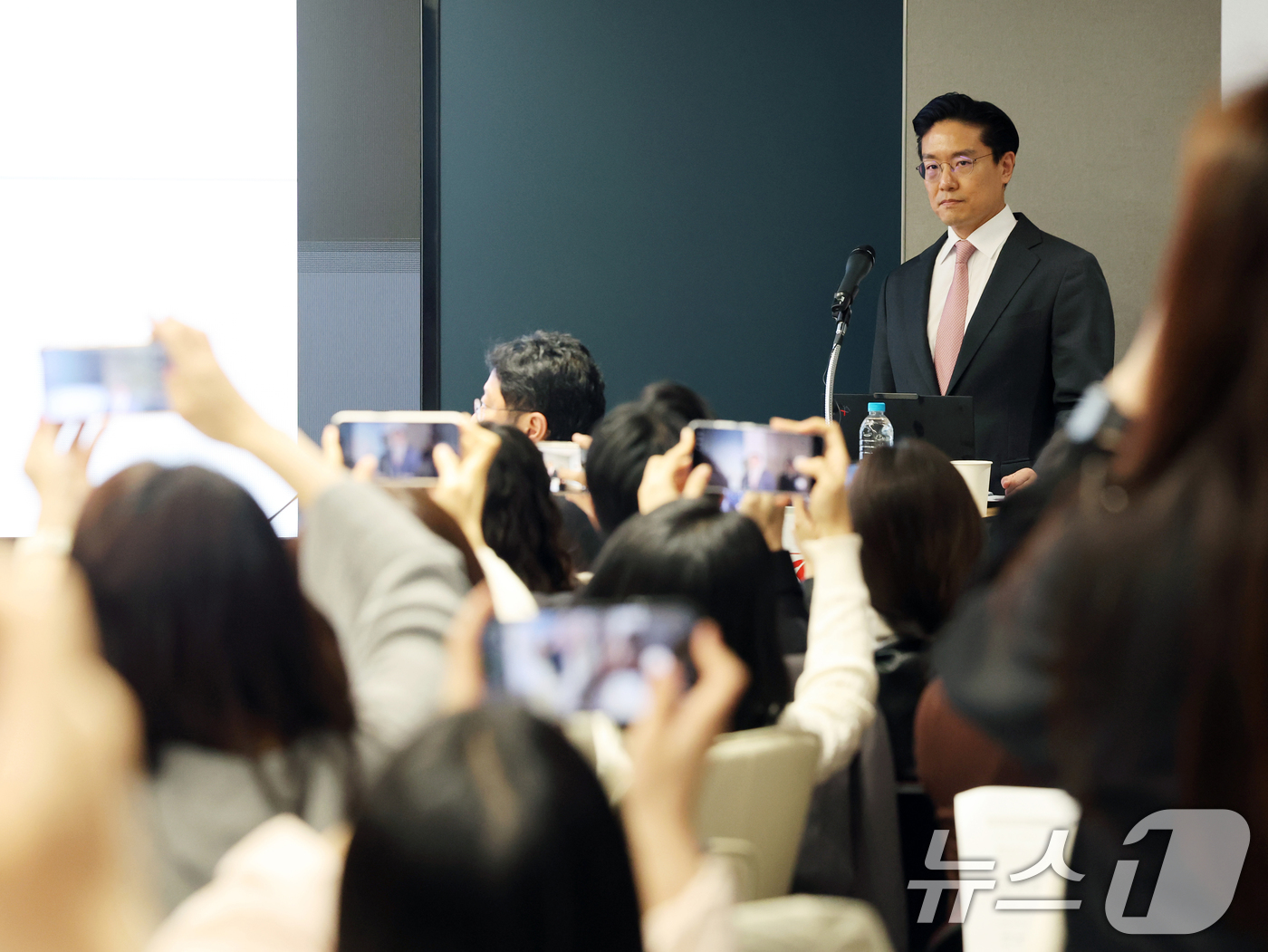 (서울=뉴스1) 황기선 기자 = 전인석 삼천당제약 대표가 6일 오후 서울 서초구 삼천당제약 본사에서 열린 기자간담회에 자리하고 있다.최근 삼천당제약 주가는 경구용 비만·당뇨 치료제 …