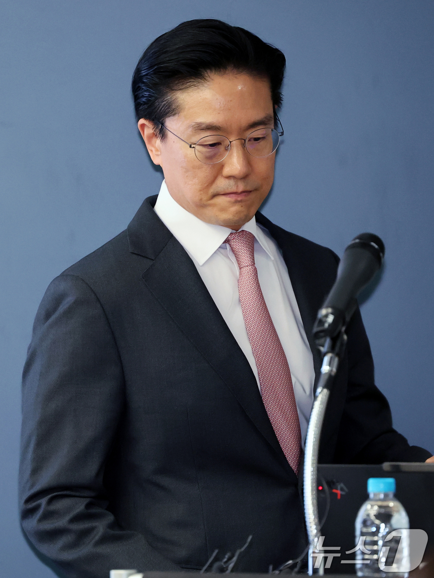 (서울=뉴스1) 황기선 기자 = 전인석 삼천당제약 대표가 6일 오후 서울 서초구 삼천당제약 본사에서 열린 기자간담회에 입장하고 있다.최근 삼천당제약 주가는 경구용 비만·당뇨 치료제 …