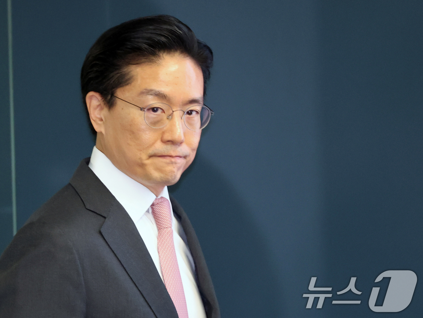 (서울=뉴스1) 황기선 기자 = 전인석 삼천당제약 대표가 6일 오후 서울 서초구 삼천당제약 본사에서 열린 기자간담회에 입장하고 있다.최근 삼천당제약 주가는 경구용 비만·당뇨 치료제 …