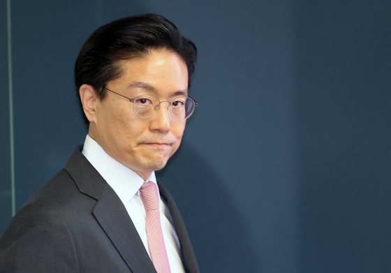 굳게 입닫고 입장하는 전인석 삼천당제약 대표