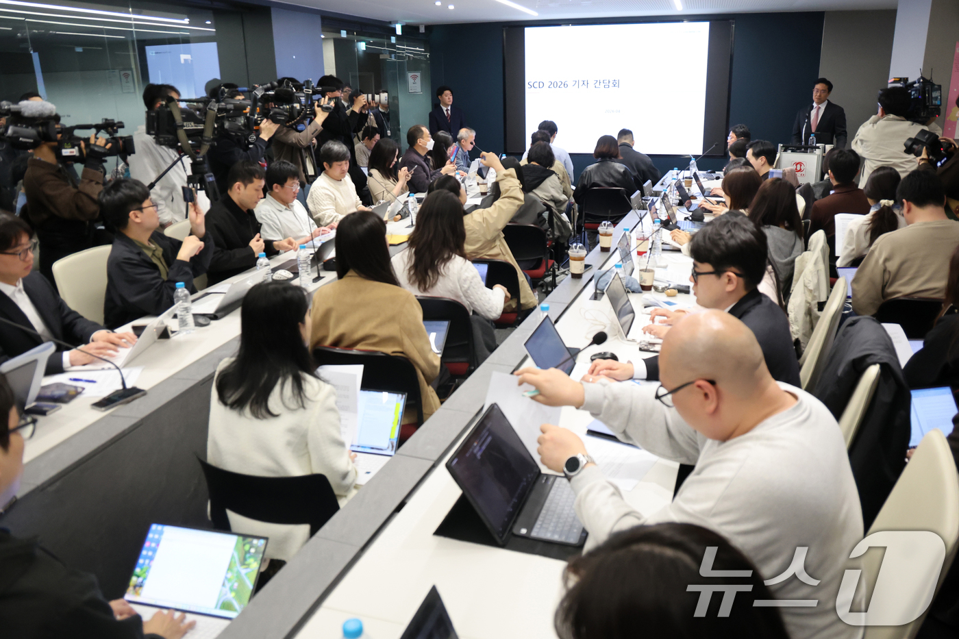 (서울=뉴스1) 황기선 기자 = 전인석 삼천당제약 대표가 6일 오후 서울 서초구 삼천당제약 본사에서 열린 기자간담회에서 인사말을 하고 있다.최근 삼천당제약 주가는 경구용 비만·당뇨 …