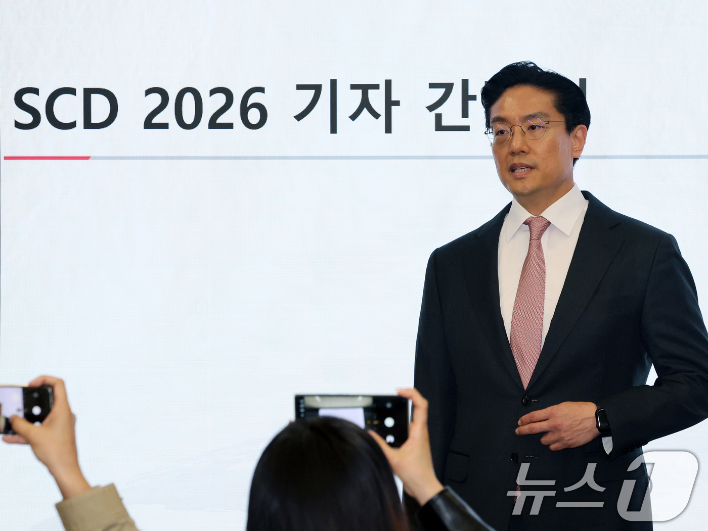 (서울=뉴스1) 황기선 기자 = 전인석 삼천당제약 대표가 6일 오후 서울 서초구 삼천당제약 본사에서 열린 기자간담회에서 인사말을 하고 있다.최근 삼천당제약 주가는 경구용 비만·당뇨 …