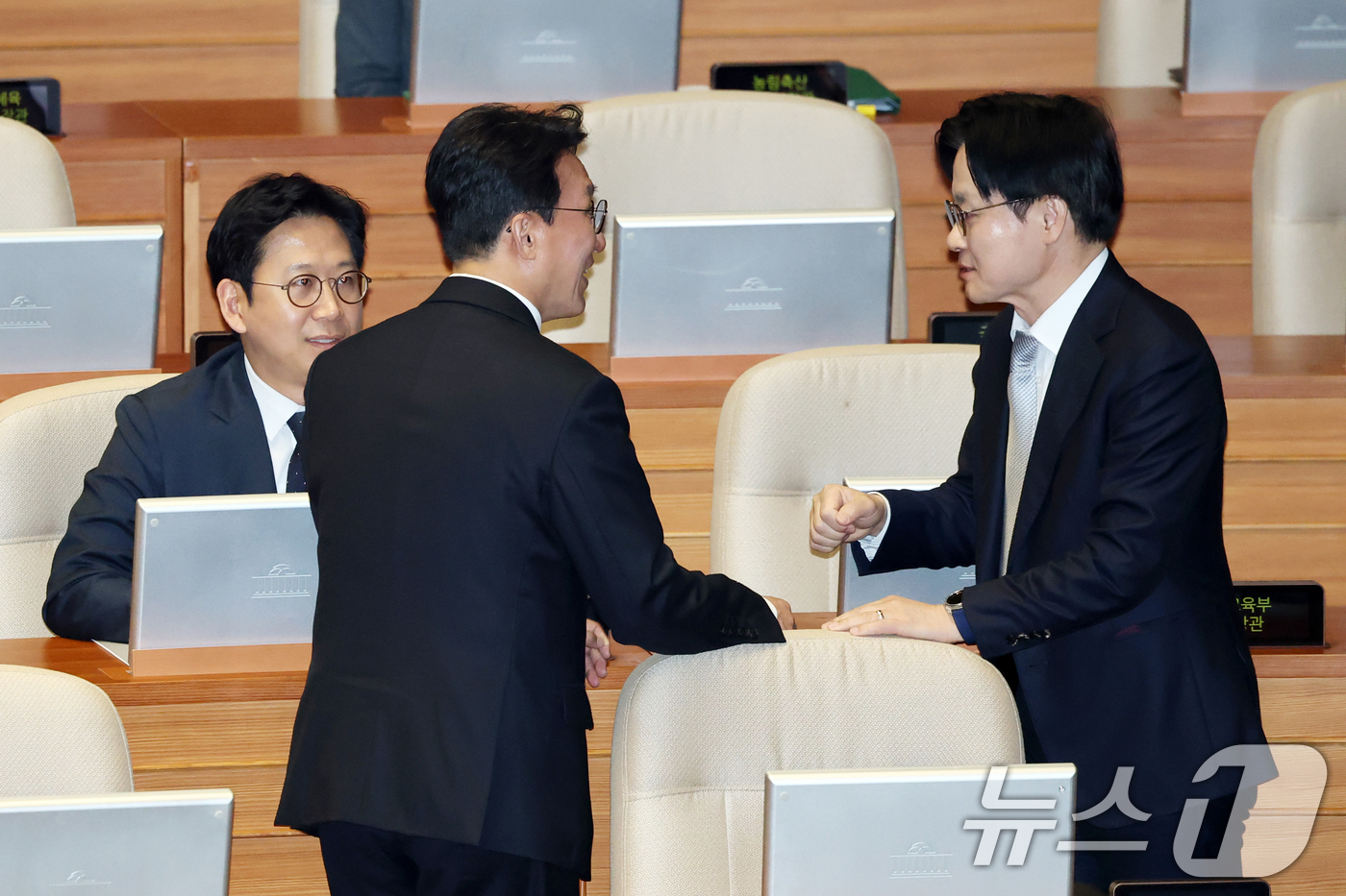 (서울=뉴스1) 이승배 기자 = 6일 서울 여의도 국회에서 열린 제434회국회(임시회) 제2차 본회의에서 김민석 국무총리가 김정관 산업통상부 장관과 대화하고 있다. 2026.4.6 …