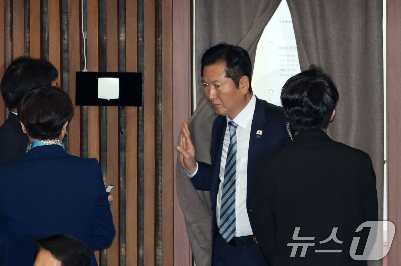 (서울=뉴스1) 이승배 기자 = 6일 서울 여의도 국회에서 열린 제434회국회(임시회) 제2차 본회의에서 정청래 더불어민주당 대표가 기후에너지환경노동위원장 보궐선거 투표를 하고 있 …