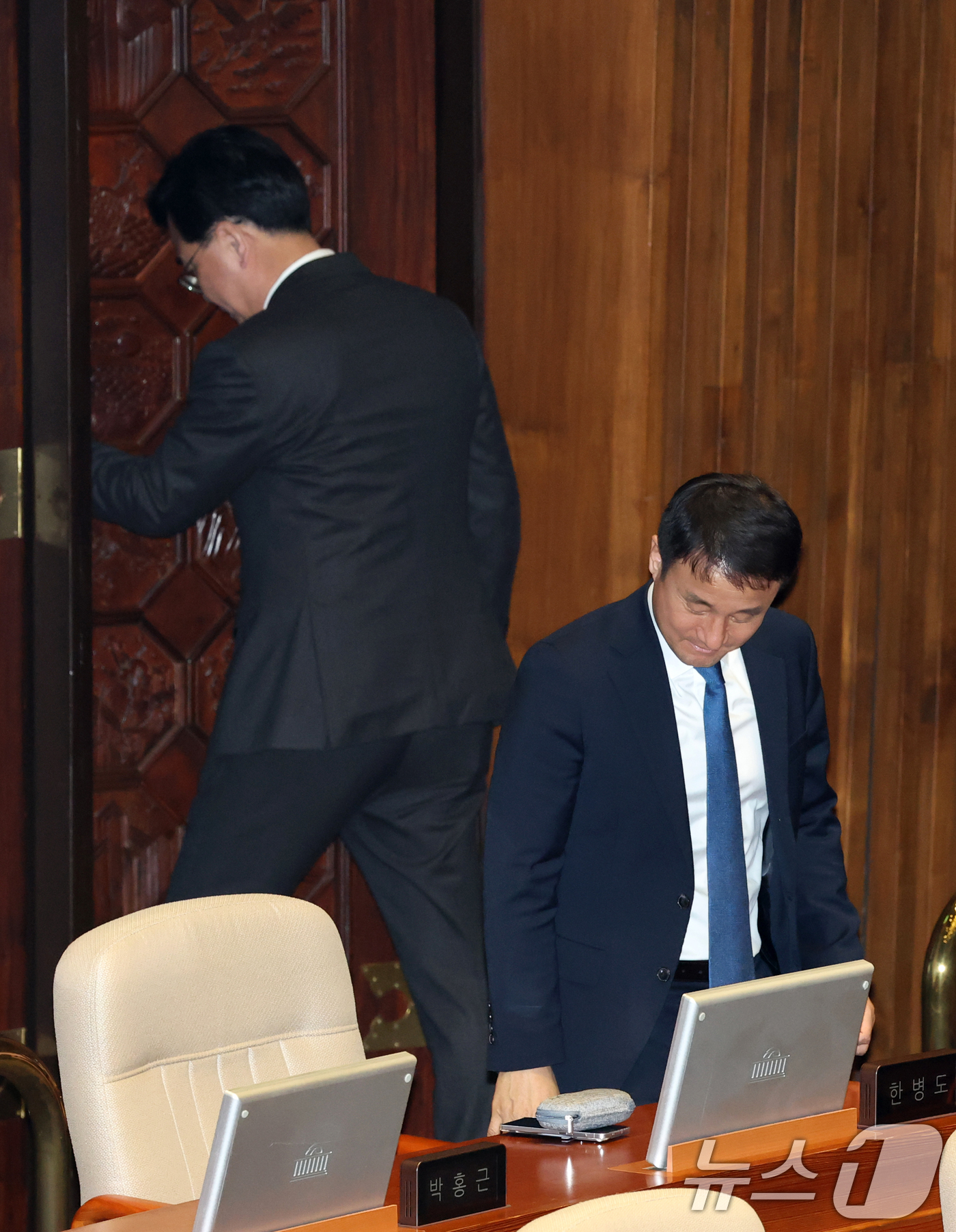 (서울=뉴스1) 이승배 기자 = 6일 서울 여의도 국회에서 열린 제434회국회(임시회) 제2차 본회의에서 송언석 국민의힘 원내대표가 한병도 더불어민주당 원내대표와 인사한 뒤 회의장 …