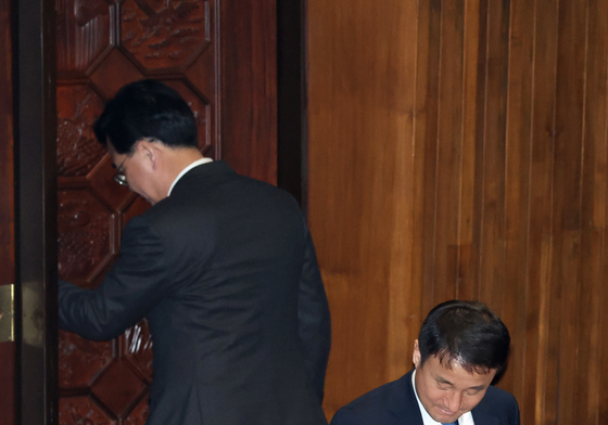 한병도 원내대표와 인사 후 회의장 나서는 송언석 원내대표