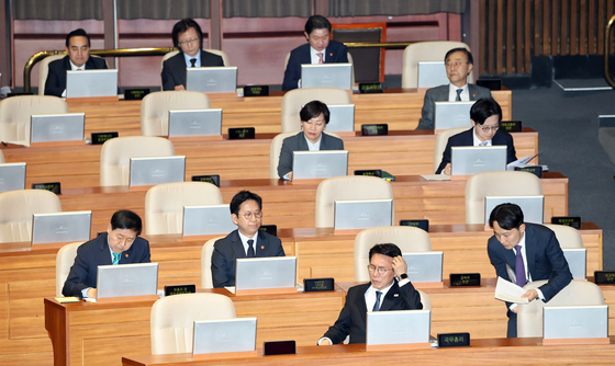 與 "추경으로 경제 방어" 野 "스태그플레이션 초기 단계"