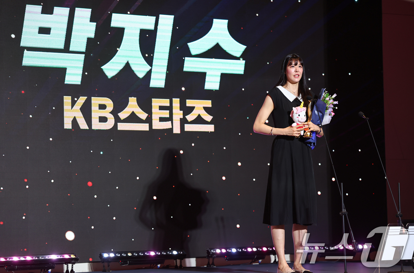 (서울=뉴스1) 김도우 기자 = KB스타즈 박지수가 6일 서울 용산구 서울드래곤시티에서 열린 BNK금융 2025-2026 여자프로농구 정규리그 시상식에서 베스트5 센터로 선정된 후 …
