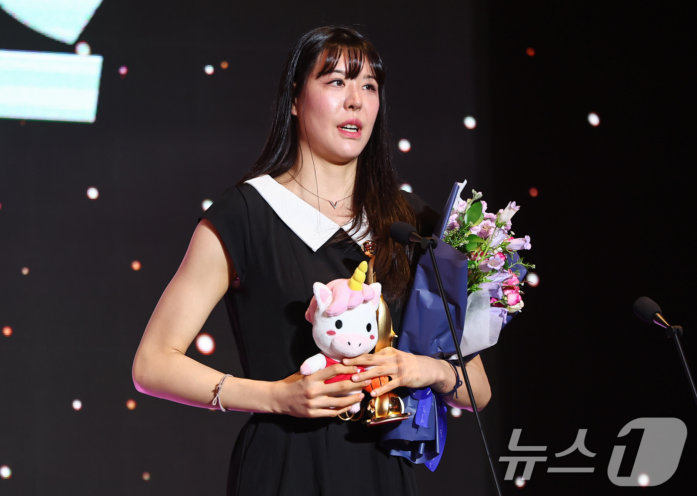 (서울=뉴스1) 김도우 기자 = KB스타즈 박지수가 6일 서울 용산구 서울드래곤시티에서 열린 BNK금융 2025-2026 여자프로농구 정규리그 시상식에서 베스트5 센터로 선정된 후 …