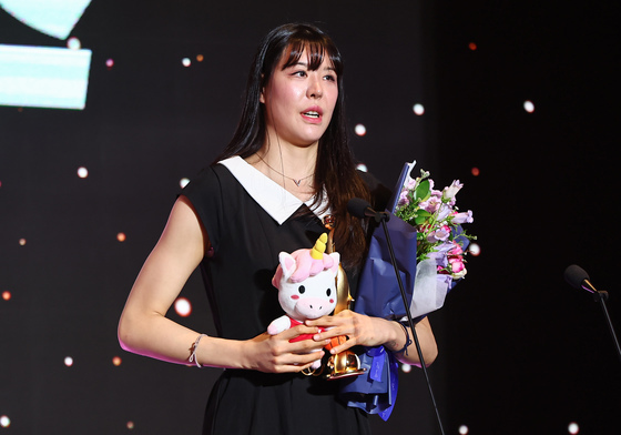 '국보센터' KB 박지수, 여자프로농구 정규리그 MVP…통산 5번째