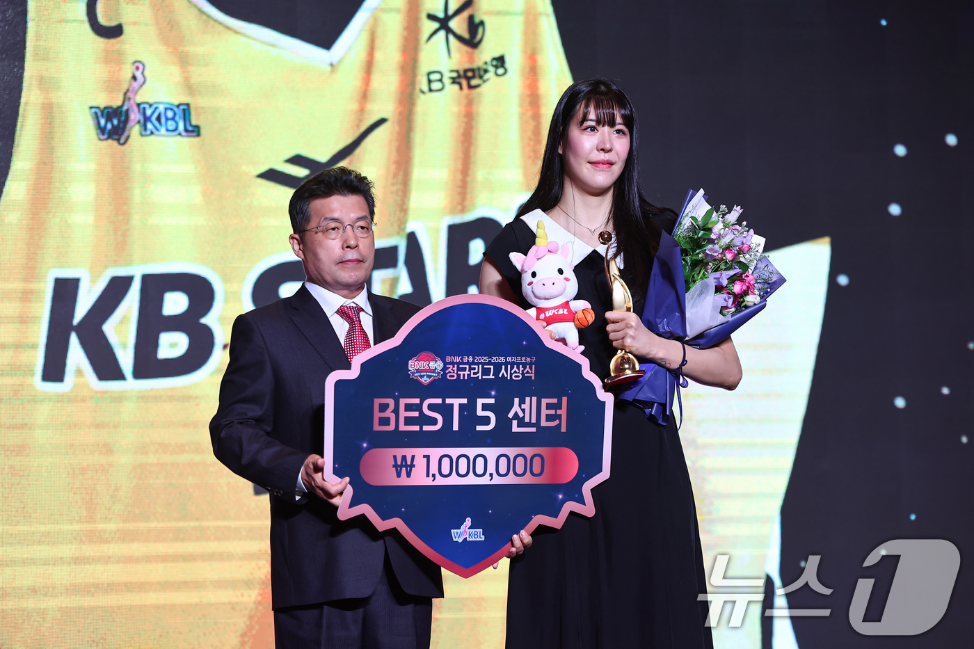 (서울=뉴스1) 김도우 기자 = KB스타즈 박지수가 6일 서울 용산구 서울드래곤시티에서 열린 BNK금융 2025-2026 여자프로농구 정규리그 시상식에서 베스트5 센터로 선정된 후 …