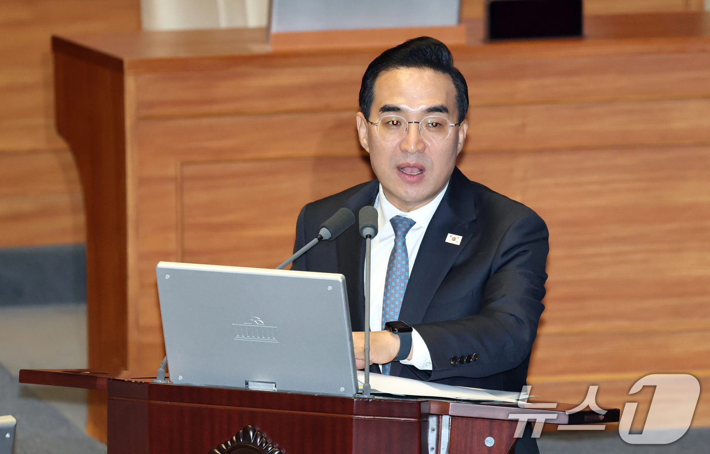 (서울=뉴스1) 이승배 기자 = 박홍근 기획예산처 장관이 6일 서울 여의도 국회에서 열린 제434회국회(임시회) 제2차 본회의 경제분야 대정부질문에서 오기형 더불어민주당 의원의 질 …