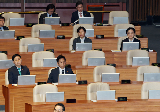 대정부 질문 답변하는 박홍근 장관