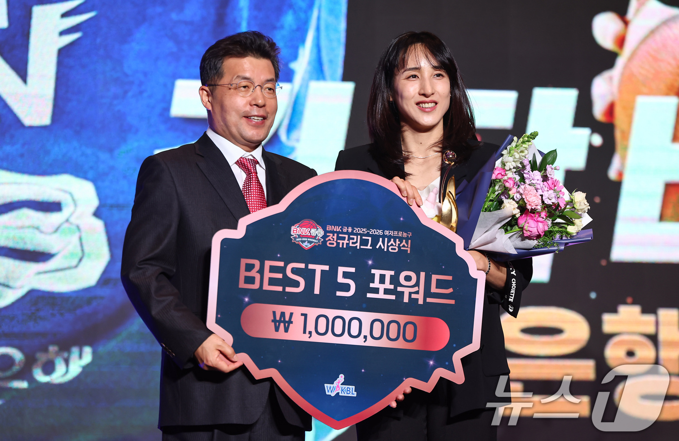 (서울=뉴스1) 김도우 기자 = 우리은행 김단비가 6일 서울 용산구 서울드래곤시티에서 열린 BNK금융 2025-2026 여자프로농구 정규리그 시상식에서 베스트5 포워드 부문에 선정 …