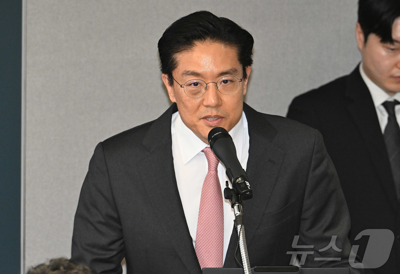 (서울=뉴스1) 황기선 기자 = 전인석 삼천당제약 대표가 6일 오후 서울 서초구 삼천당제약 본사에서 열린 기자간담회에서 인사말을 하고 있다. (공동취재) 2026.4.6/뉴스1