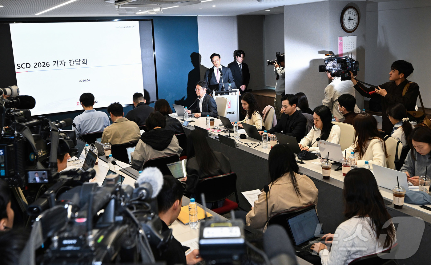 (서울=뉴스1) 황기선 기자 = 전인석 삼천당제약 대표가 6일 오후 서울 서초구 삼천당제약 본사에서 열린 기자간담회에서 인사말을 하고 있다. (공동취재) 2026.4.6/뉴스1