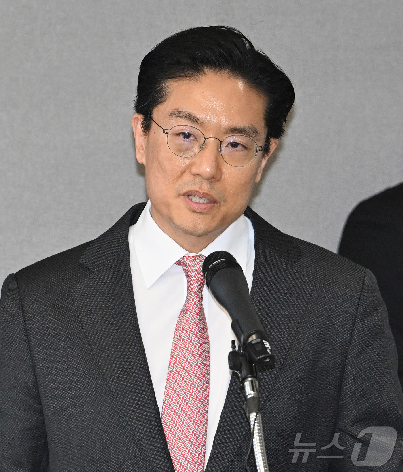 (서울=뉴스1) 황기선 기자 = 전인석 삼천당제약 대표가 6일 오후 서울 서초구 삼천당제약 본사에서 열린 기자간담회에서 인사말을 하고 있다. (공동취재) 2026.4.6/뉴스1