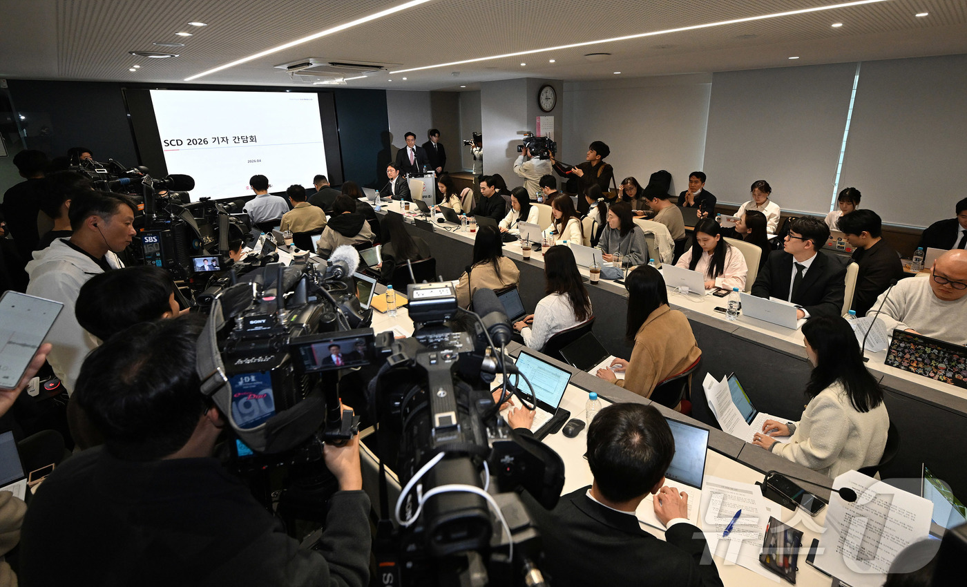 (서울=뉴스1) 황기선 기자 = 전인석 삼천당제약 대표가 6일 오후 서울 서초구 삼천당제약 본사에서 열린 기자간담회에서 인사말을 하고 있다. (공동취재) 2026.4.6/뉴스1