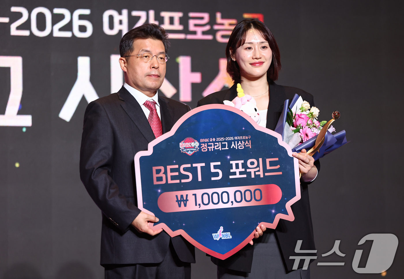 (서울=뉴스1) 김도우 기자 = KB스타즈 강이슬이 6일 서울 용산구 서울드래곤시티에서 열린 BNK금융 2025-2026 여자프로농구 정규리그 시상식에서 베스트5 포워드 부문에 선 …