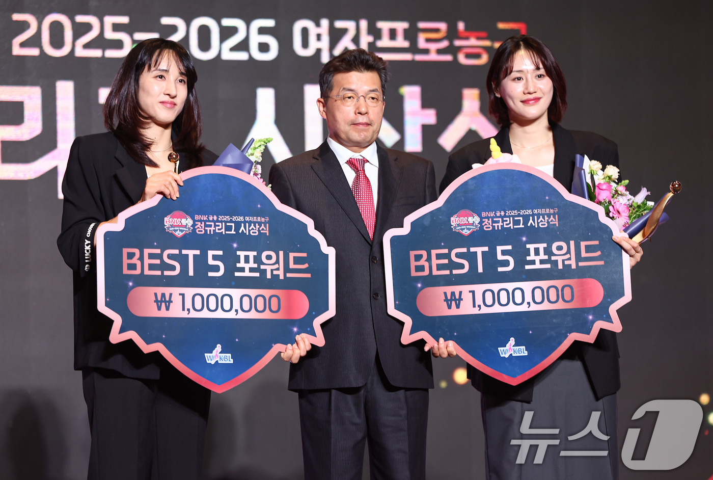 (서울=뉴스1) 김도우 기자 = 우리은행 김단비와 KB스타즈 강이슬이 6일 서울 용산구 서울드래곤시티에서 열린 BNK금융 2025-2026 여자프로농구 정규리그 시상식에서 베스트5 …