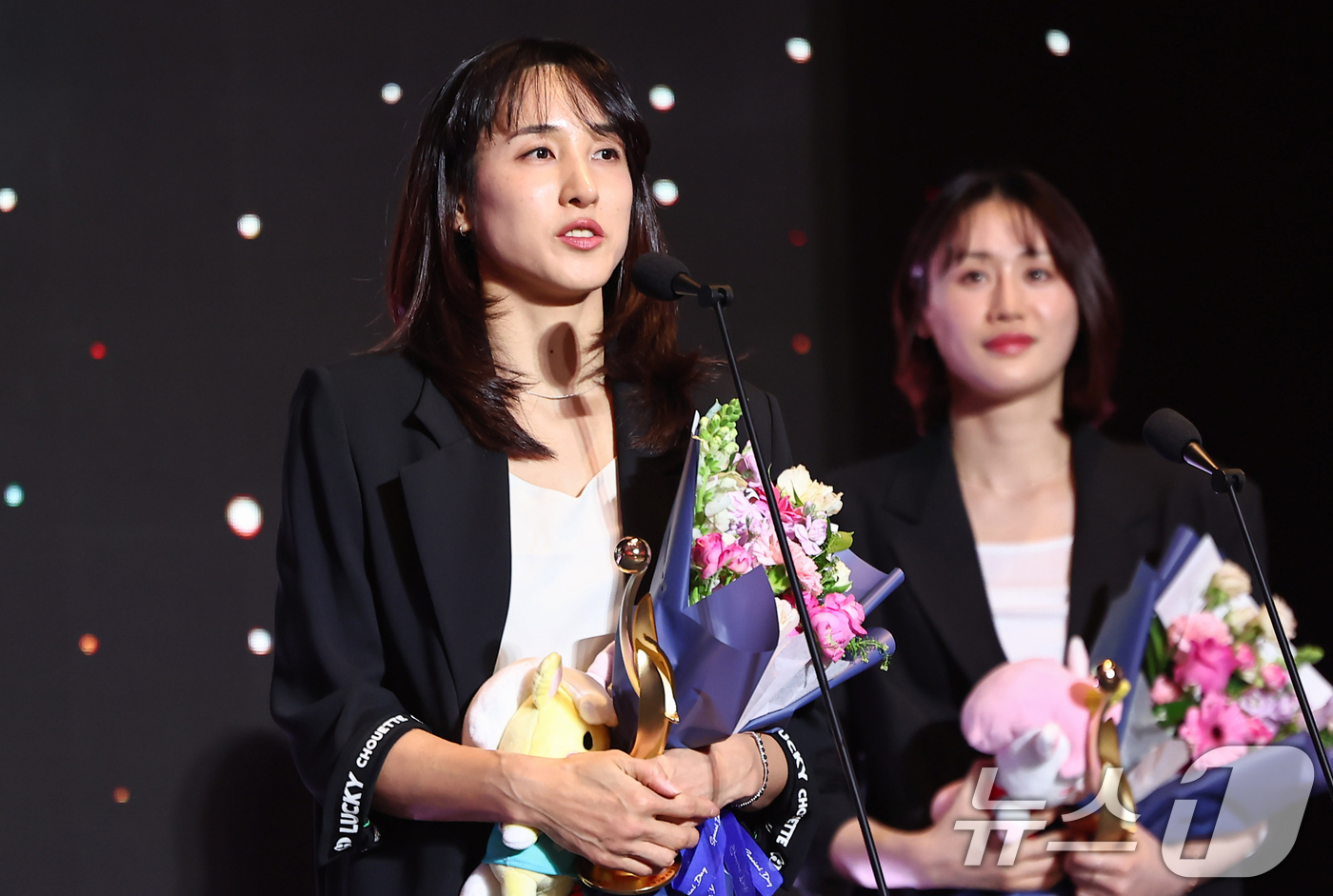 (서울=뉴스1) 김도우 기자 = 우리은행 김단비가 6일 서울 용산구 서울드래곤시티에서 열린 BNK금융 2025-2026 여자프로농구 정규리그 시상식에서 베스트5 포워드 부문에 선정 …