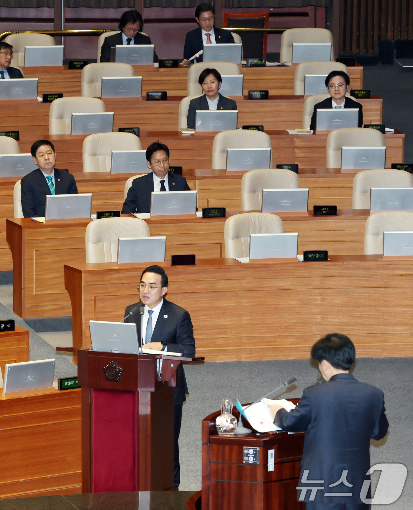 (서울=뉴스1) 이승배 기자 = 박홍근 기획예산처 장관이 6일 서울 여의도 국회에서 열린 제434회국회(임시회) 제2차 본회의 경제분야 대정부질문에서 오기형 더불어민주당 의원의 질 …