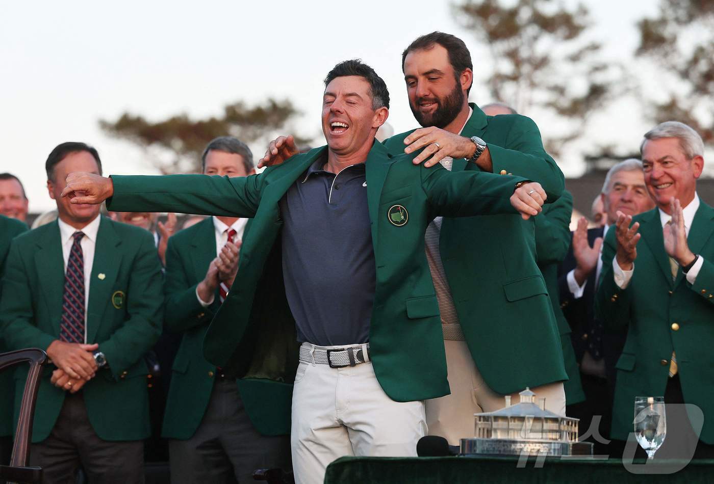 본문 이미지 - 지난해 대회에서 로리 매킬로이에게 그린재킷을 입혀줬던 스코티 셰플러. ⓒ AFP=뉴스1