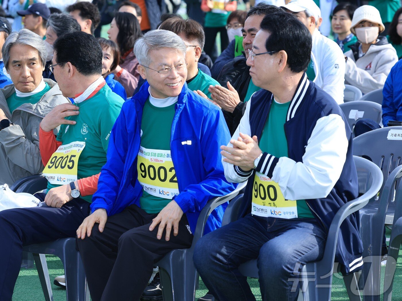 본문 이미지 - 5일 전남대 운동장에서 개최된 전남대 5·18 캠퍼스 마라톤대회에서 더불어민주당 전남광주특별시장 경선 후보인 김영록, 민형배, 신정훈 후보가 나란히 앉아 있다. 좌측은 이근배 전남대 총장.(전남대 대외협력과 제공. 재배포 및 DB 금지) 2026.4.6 ⓒ 뉴스1
