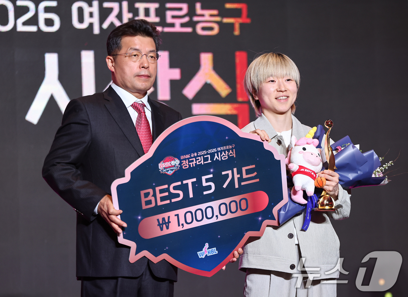 (서울=뉴스1) 김도우 기자 = BNK썸 안혜지가 6일 서울 용산구 서울드래곤시티에서 열린 BNK금융 2025-2026 여자프로농구 정규리그 시상식에서 베스트5 가드 부문에 선정된 …